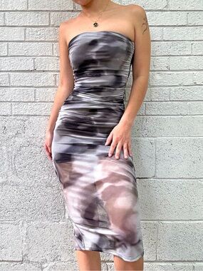 Popular 21 Grey Abstract Smoke Print Strapless Ruched Midi Dress